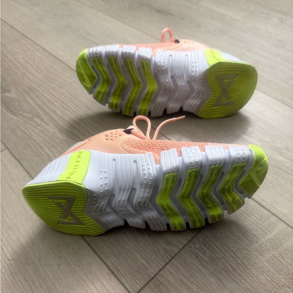 Nike Women’s Metcon Peach and Lime Sneakers Size 6.5 - Picture 5 of 7